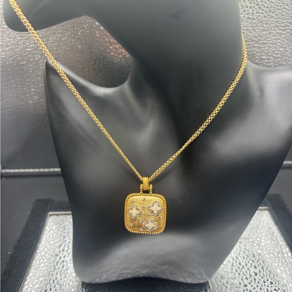 Jewelry - Elegant Gold Pendant Necklace With Mother of Pearl Charm Mat Gold Plated